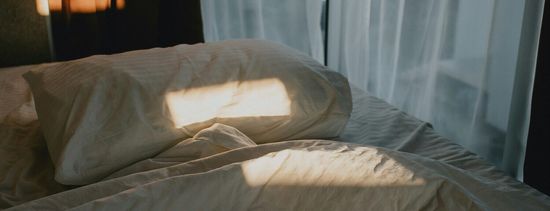 why do i wake up in the middle of the night